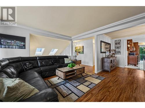 829 Dunrobin Drive, Kamloops, BC - Indoor Photo Showing Living Room