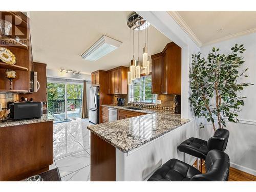 829 Dunrobin Drive, Kamloops, BC - Indoor Photo Showing Kitchen With Upgraded Kitchen