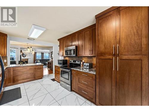 829 Dunrobin Drive, Kamloops, BC - Indoor Photo Showing Kitchen