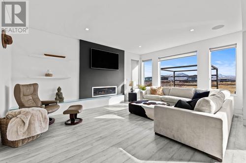 205 Rue Cheval Noir, Kamloops, BC - Indoor Photo Showing Living Room With Fireplace