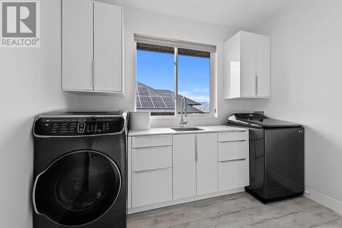 205 Rue Cheval Noir, Kamloops, BC - Indoor Photo Showing Laundry Room