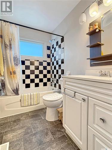 542 104Th Street, North Battleford, SK - Indoor Photo Showing Bathroom