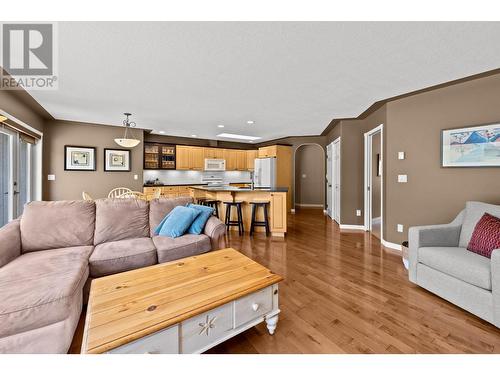 3639 Overlander Drive, Kamloops, BC - Indoor Photo Showing Living Room