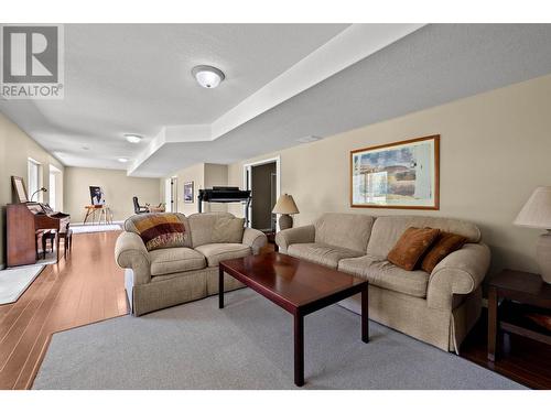 3639 Overlander Drive, Kamloops, BC - Indoor Photo Showing Living Room