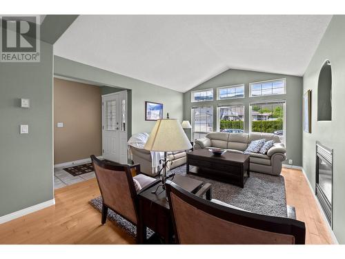 3639 Overlander Drive, Kamloops, BC - Indoor Photo Showing Living Room