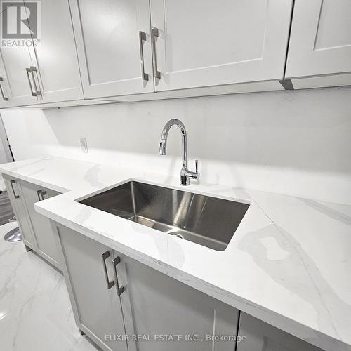 15 Cobriza Crescent, Brampton, ON - Indoor Photo Showing Kitchen