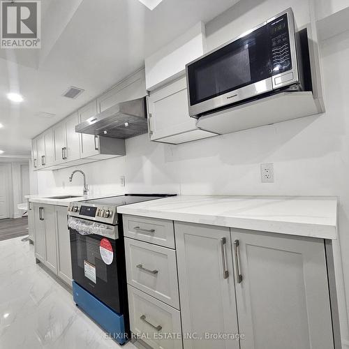 15 Cobriza Crescent, Brampton, ON - Indoor Photo Showing Kitchen