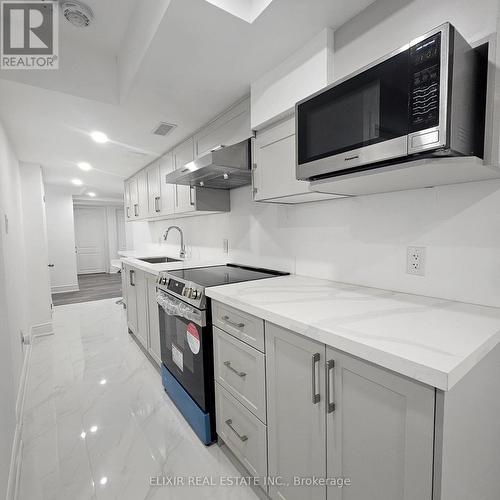 15 Cobriza Crescent, Brampton, ON - Indoor Photo Showing Kitchen