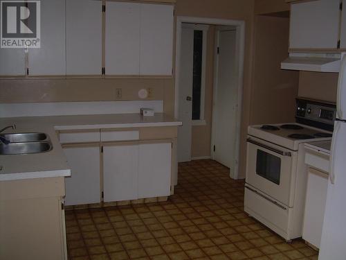 2575-2587 Thompson Drive, Kamloops, BC - Indoor Photo Showing Kitchen With Double Sink