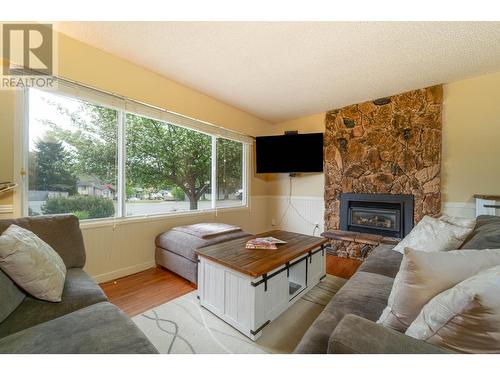 2599 Qu'Appelle Boulevard, Kamloops, BC - Indoor Photo Showing Living Room With Fireplace