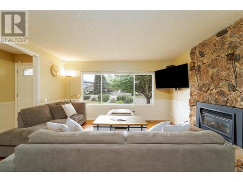 2599 Qu'Appelle Boulevard, Kamloops, BC - Indoor Photo Showing Living Room With Fireplace