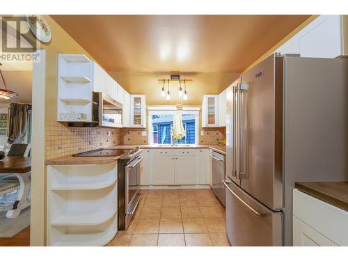 2599 Qu'Appelle Boulevard, Kamloops, BC - Indoor Photo Showing Kitchen