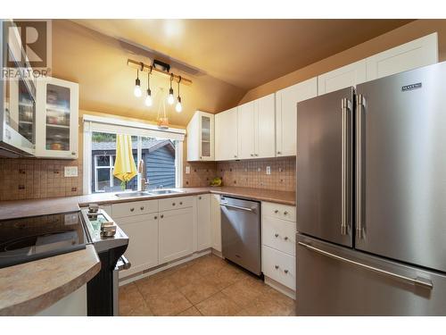 2599 Qu'Appelle Boulevard, Kamloops, BC - Indoor Photo Showing Kitchen With Double Sink