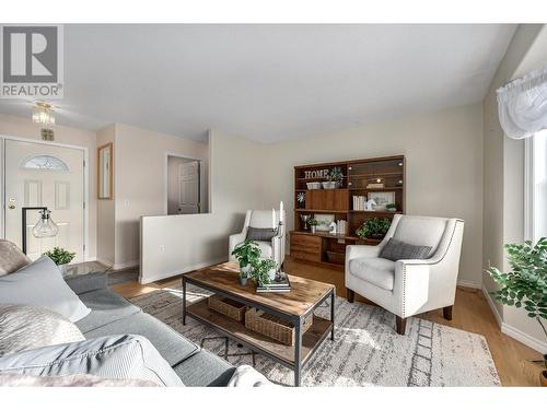 6712 Pinecrest Drive, Kamloops, BC - Indoor Photo Showing Living Room