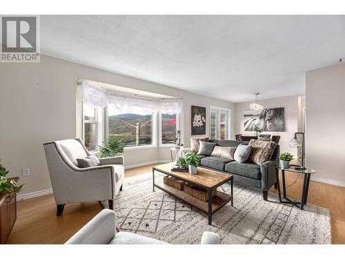 6712 Pinecrest Drive, Kamloops, BC - Indoor Photo Showing Living Room