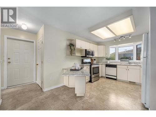 6712 Pinecrest Drive, Kamloops, BC - Indoor Photo Showing Kitchen