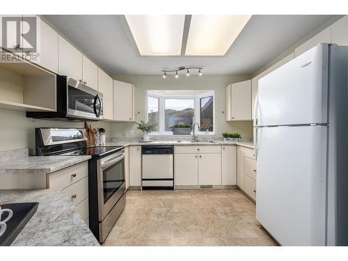 6712 Pinecrest Drive, Kamloops, BC - Indoor Photo Showing Kitchen