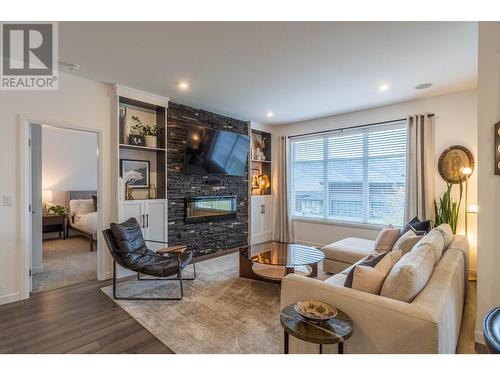 1993 Qu'Appelle Boulevard Unit# 130, Kamloops, BC - Indoor Photo Showing Living Room With Fireplace