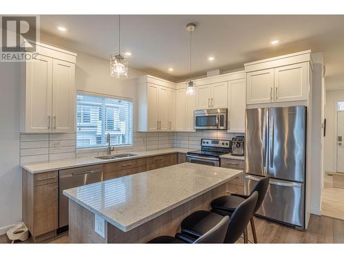 1993 Qu'Appelle Boulevard Unit# 130, Kamloops, BC - Indoor Photo Showing Kitchen With Double Sink