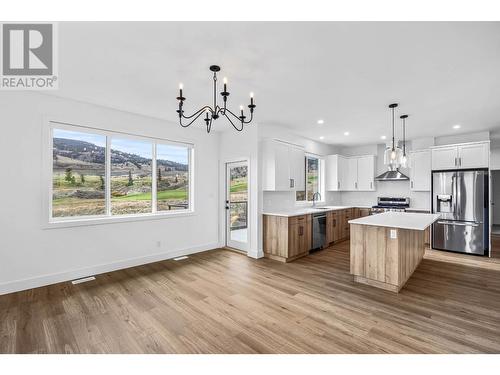 240 Holloway Drive, Kamloops, BC - Indoor Photo Showing Kitchen With Upgraded Kitchen