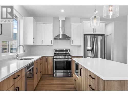 240 Holloway Drive, Kamloops, BC - Indoor Photo Showing Kitchen With Upgraded Kitchen