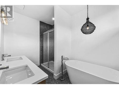 240 Holloway Drive, Kamloops, BC - Indoor Photo Showing Bathroom