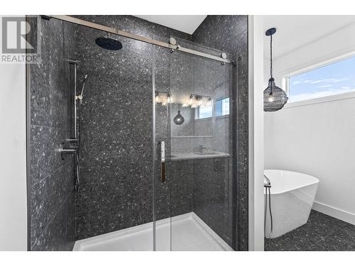 240 Holloway Drive, Kamloops, BC - Indoor Photo Showing Bathroom