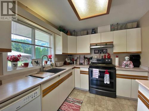 380 Mattoch Mckeague Road, Kamloops, BC - Indoor Photo Showing Kitchen