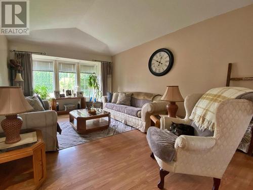 380 Mattoch Mckeague Road, Kamloops, BC - Indoor Photo Showing Living Room