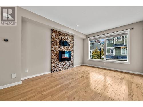 2860 Valleyview Drive Unit# 45, Kamloops, BC - Indoor Photo Showing Living Room With Fireplace