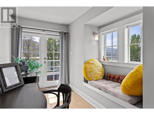 2451 Tranquille Road, Kamloops, BC - Indoor Photo Showing Living Room