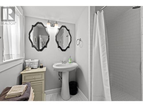 2451 Tranquille Road, Kamloops, BC - Indoor Photo Showing Bathroom