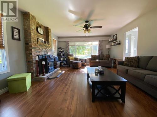 371 Deejay Road, Barriere, BC - Indoor Photo Showing Living Room