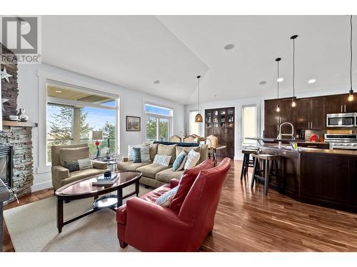 1831 Primrose Crescent, Kamloops, BC - Indoor Photo Showing Living Room With Fireplace