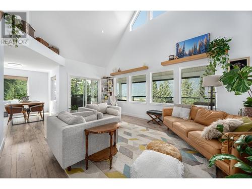 324 Orchard Lake Road, Kamloops, BC - Indoor Photo Showing Living Room