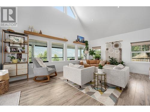 324 Orchard Lake Road, Kamloops, BC - Indoor Photo Showing Living Room