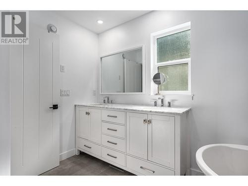 324 Orchard Lake Road, Kamloops, BC - Indoor Photo Showing Bathroom