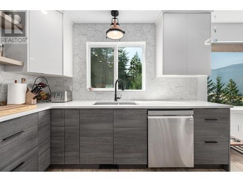 324 Orchard Lake Road, Kamloops, BC - Indoor Photo Showing Kitchen With Double Sink With Upgraded Kitchen