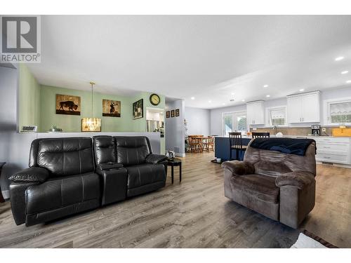 791 Morven Drive, Kamloops, BC - Indoor Photo Showing Living Room