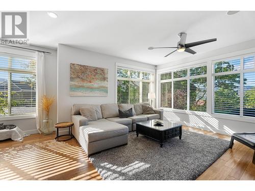 562 Trillium Court, Kamloops, BC - Indoor Photo Showing Living Room