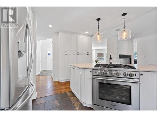 562 Trillium Court, Kamloops, BC - Indoor Photo Showing Kitchen With Upgraded Kitchen