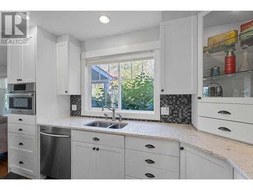 562 Trillium Court, Kamloops, BC - Indoor Photo Showing Kitchen With Double Sink