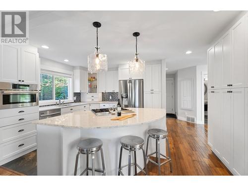 562 Trillium Court, Kamloops, BC - Indoor Photo Showing Kitchen With Double Sink With Upgraded Kitchen