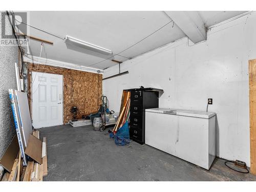 800 Valhalla Drive Unit# 31, Kamloops, BC - Indoor Photo Showing Garage