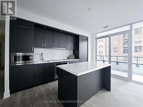 604 - 10 Inn On The Park Drive, Toronto, ON - Indoor Photo Showing Kitchen With Upgraded Kitchen