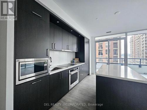 604 - 10 Inn On The Park Drive, Toronto, ON - Indoor Photo Showing Kitchen