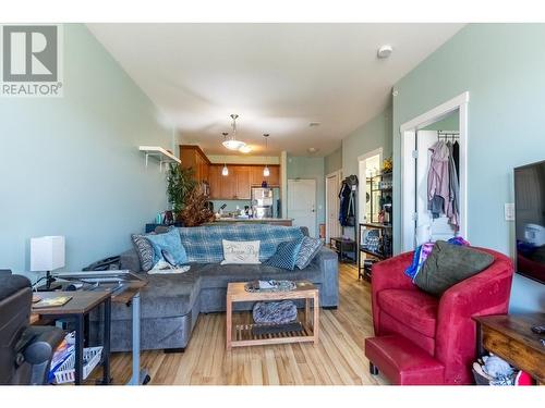 689 Tranquille Road Unit# 612, Kamloops, BC - Indoor Photo Showing Living Room