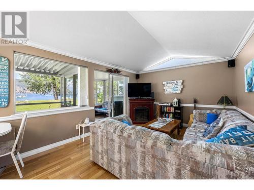 1226 Second Avenue Unit# 21, Chase, BC - Indoor Photo Showing Living Room