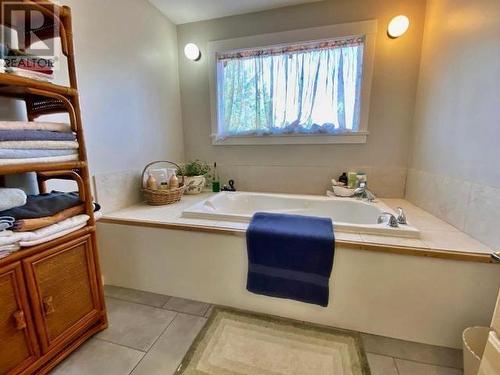 2916 Barriere Lakes Road, Barriere, BC - Indoor Photo Showing Bathroom