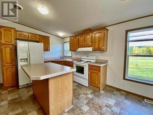 2916 Barriere Lakes Road, Barriere, BC - Indoor Photo Showing Kitchen